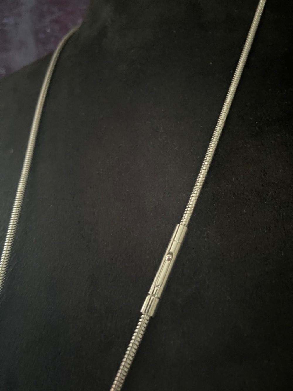 Michael Kors Silver-Tone Chain Necklace with Beige Horn Pendant - Picture 4 of 5